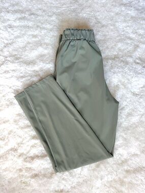 Lululemon Keep Moving Pant 7/8 High-Rise
Rosemary Green